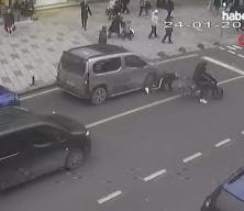 Arnavutk&ouml;y&rsquo;de &ouml;n kaldıran motosikletli park halindeki arabaya &ccedil;arptı