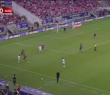 Brezilya&rsquo;da futbol tarihine ge&ccedil;en an: Hakem, &ccedil;alım attı diye sarı kart g&ouml;sterdi