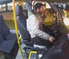 Bursa'da halk otob&uuml;s&uuml;nde zamanla yarış...Kalp krizi ge&ccedil;iren yolcu i&ccedil;in acile kırdı