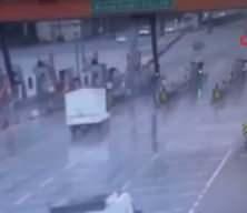 Bursa'da otoyolda pes dedirten g&ouml;r&uuml;nt&uuml;: Ters şeritte kilometrelerce ilerledi