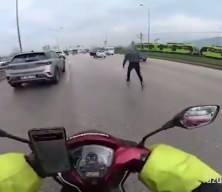 Bursa'da trafikte dehşet: &Ouml;fkeli s&uuml;r&uuml;c&uuml;lerden birbirine "u&ccedil;an tekmeli" saldırı