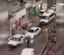 D&ouml;ner bı&ccedil;ağıyla trafikte tartıştı, ehliyetine el konuldu: Videoyu yayınlayanı tehdit etti