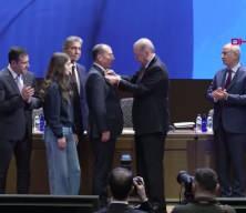 Erdoğan, AK Parti&rsquo;ye katılan 4 belediye başkanına rozet taktı