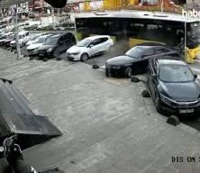 Esenler&rsquo;de İETT otob&uuml;s&uuml; park halindeki 2 otomobile &ccedil;arptı