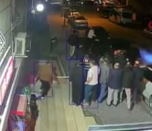 Esenyurt&rsquo;ta uyuşturucu satıcılarını ihbar eden esnafı tehdit eden şahıs tekme tokat dayak yedi