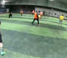 Halı sahada can pazarı: &Ccedil;atı &ccedil;&ouml;kt&uuml;, oyuncular koşarak ka&ccedil;tı!