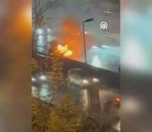 Hali&ccedil; K&ouml;pr&uuml;s&uuml;'nde seyir halindeki otomobil yandı