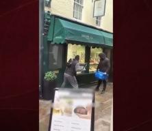 İngiltere'de soyguncular g&uuml;peg&uuml;nd&uuml;z ellerine aldıkları balyozla  kuyumcuyu soydu