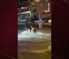 İzmir'de sele kapılan yayayı polis kurtardı