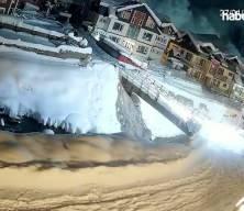 Keşmir'de korku dolu anlar: Oteller b&ouml;lgesine dev &ccedil;ığ d&uuml;şt&uuml;