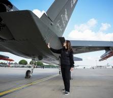 Kızılelma'nın kadın pilotu Elif Ergin g&ouml;klerdeki milli gururumuzu anlattı