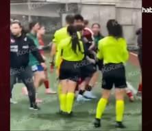 Kocaeli'de kadın futbolculara saldırdılar: 6 kırmızı kart &ccedil;ıktı