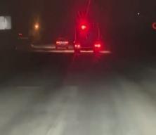 K&ouml;peğe &ccedil;arpmamak i&ccedil;in manevra yapan tır şarampole devrildi