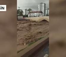 Mersin'de sel! Ara&ccedil;lar sulara kapıldı, cadde ve sokaklar g&ouml;le d&ouml;nd&uuml;!