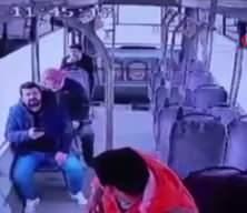 Otob&uuml;ste korku dolu anlar: Bir anda yere yığıldı, acı şekilde &ouml;ld&uuml;