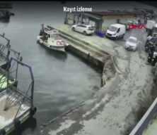 Sarıyer'de panik anları: Otomobil denize d&uuml;şt&uuml;! Canlarını hi&ccedil;e sayıp suya atladılar