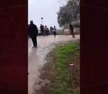 Şanlıurfa'da arazi anlaşmazlığında taraflar birbirlerine k&uuml;reklerle saldırdı