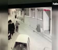 Bursa&rsquo;da elindeki kesici aletle 5 araca zarar veren şahıs kamerada