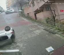 Yokuş aşağı dehşet anları kamerada: 2 araca &ccedil;arparak takla atan otomobil taklalar atarak durabildi