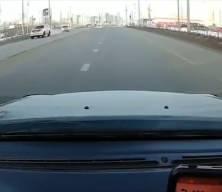 Rusya'da feci kaza: S&uuml;r&uuml;c&uuml; a&ccedil;ılan kapıdan yola savruldu