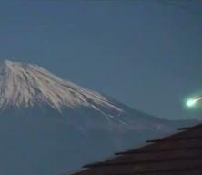 Fuji Dağı &uuml;zerinde beliren ışık h&uuml;zmesi geceyi aydınlattı! O anlar kameralara yansıdı