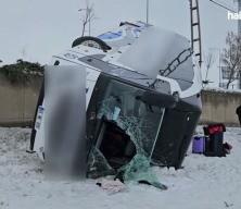 Ağrı'da yolcu otob&uuml;s&uuml;n&uuml;n devrilmesi sonucu 16 kişi yaralandı