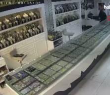 Batman'da maskeli soygun dehşeti: Kuyumcular kepenk kapatıp valiliğe y&uuml;r&uuml;d&uuml;