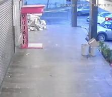 Beylikd&uuml;z&uuml;'nde iş yerinin &ouml;n&uuml;ndeki T&uuml;rk bayrağını indiren ş&uuml;pheli yakalandı