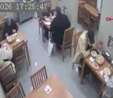 Bursa'da nefes borusuna yiyecek ka&ccedil;an kişiyi komiser Heimlich manevrasıyla kurtardı