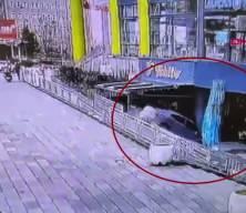 Fren yerine gaza basan s&uuml;r&uuml;c&uuml; AVM'ye daldı! İşte o korkun&ccedil; anlar