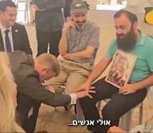 İsve&ccedil;li vekilden tarihe ge&ccedil;ecek skandal: İsrailli adamın &ouml;n&uuml;nde diz &ccedil;&ouml;k&uuml;p ağladı