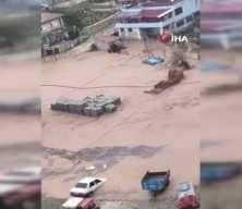 Hatay&rsquo;da sağanak sele neden oldu, yollar g&ouml;le d&ouml;nd&uuml;