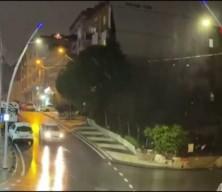 İstanbul'da kar yağışı başladı: Hava sıcaklığı birden d&uuml;şt&uuml;!