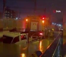 İzmir'de facia! Alt ge&ccedil;itte mahsur kalan s&uuml;r&uuml;c&uuml; boğularak can verdi