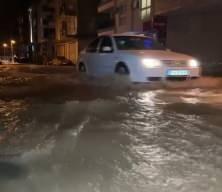 İzmir'de facia! Alt ge&ccedil;itte mahsur kalan s&uuml;r&uuml;c&uuml; boğularak can verdi