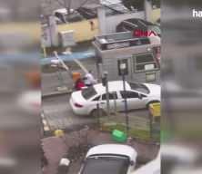 Kadık&ouml;y'de trafik magandası dehşeti: Aynayı kırıp aracın &uuml;zerine fırlattı