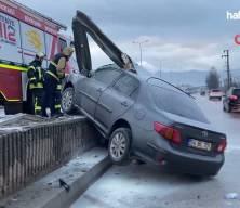 Kocaeli&rsquo;de korkutan kaza: Otomobil bariyerlere ok gibi saplandı