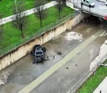 K&uuml;&ccedil;&uuml;k&ccedil;ekmece'de kazaya karışan ara&ccedil;, dereye u&ccedil;tu