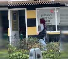 Taksi bulamayınca durağı b&ouml;yle dağıttı, g&ouml;renler şoka girdi