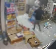 Market dolabı bomba gibi patladı: Korku dolu anlar g&uuml;venlik kamerasında