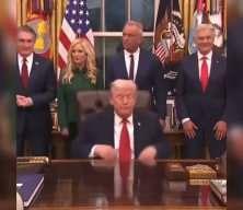 Oval Ofis'te gerginlik! Gelen soru Trump'ı &ccedil;ıldırttı: Gazetecileri dışarı &ccedil;ıkarttı