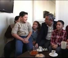 &Ouml;zg&uuml;r &Ouml;zel'in k&uuml;&ccedil;&uuml;k &ccedil;ocukla konuşurken s&ouml;yledikleri tepki &ccedil;ekti