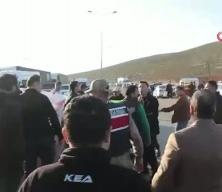 &Ouml;zg&uuml;r &Ouml;zel'e Hatay'da protesto: Sloganlar atıldı, yuhalandı!