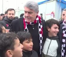 Serdal Adalı ile minik taraftar arasında g&uuml;l&uuml;mseten konuşma