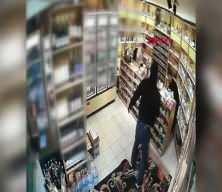 Şişli&rsquo;de tekel bayinde silahlı saldırı anı g&uuml;venlik kamerasına yansıdı