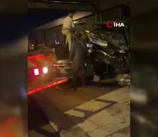 Sultanbeyli'de otomobil ara&ccedil;ların &uuml;st&uuml;nden u&ccedil;up iş yerine girdi!