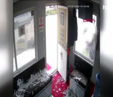 &lsquo;Taksi beni sevmiyor&rsquo; diyerek durağı dağıttı: 150 bin liralık hasar