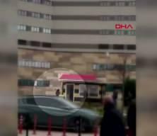  Taksiye binemeyen kadın, durak camlarını kırdı: O anlar kamerada