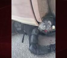 Tırın altında kalan motosiklet s&uuml;r&uuml;c&uuml;s&uuml;n&uuml;n &ouml;l&uuml;mden mucize kurtuluşu