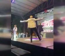 Zeybek oynamak i&ccedil;in sahneye &ccedil;ıkan belediye başkanı saniyelerle kurtuldu